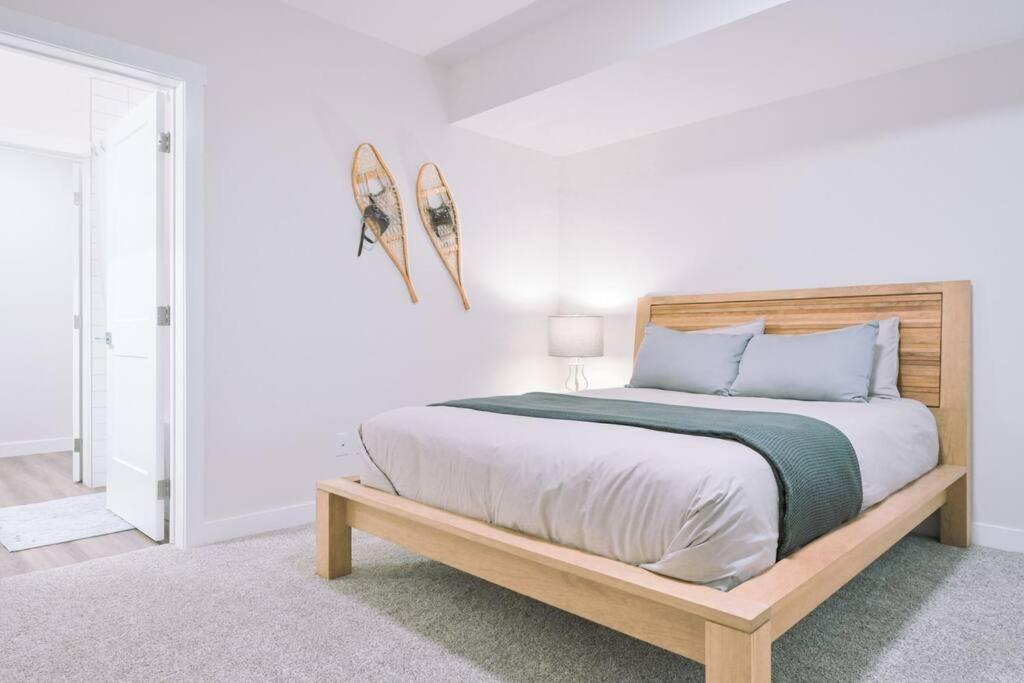 Oasis Getaway, Mins To Lake, King Bed, Dbl Garage Invermere Buitenkant foto