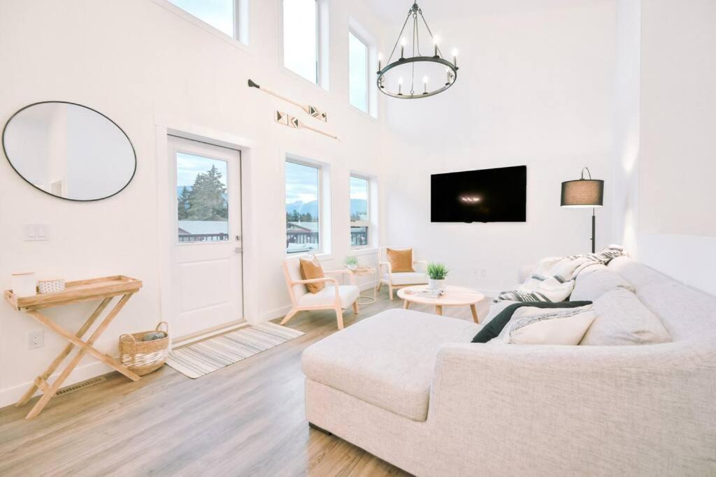 Oasis Getaway, Mins To Lake, King Bed, Dbl Garage Invermere Buitenkant foto