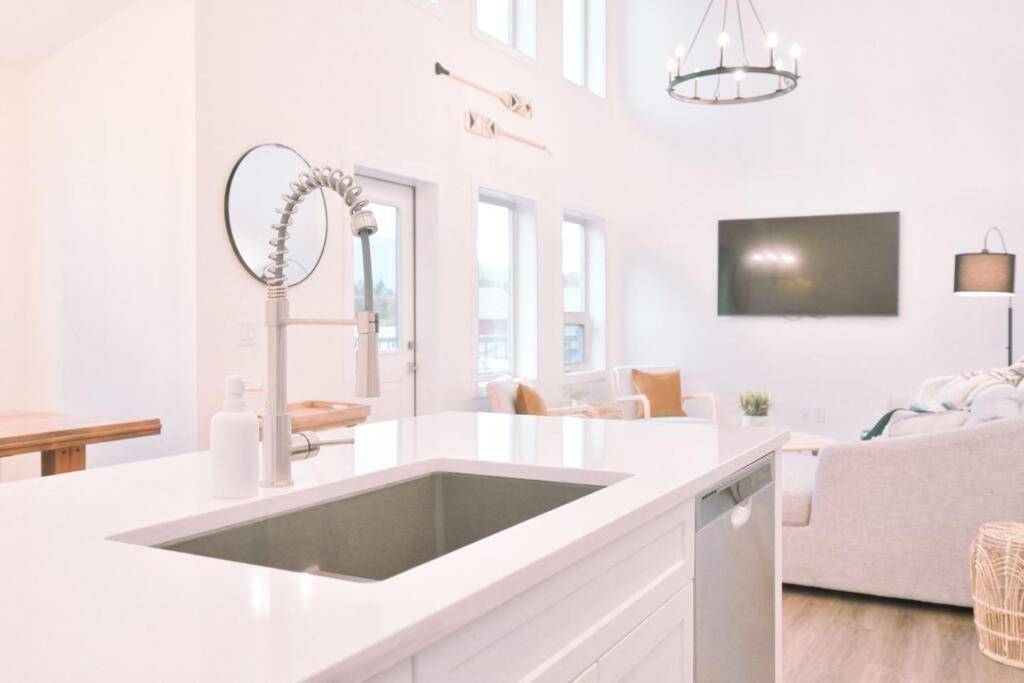 Oasis Getaway, Mins To Lake, King Bed, Dbl Garage Invermere Buitenkant foto