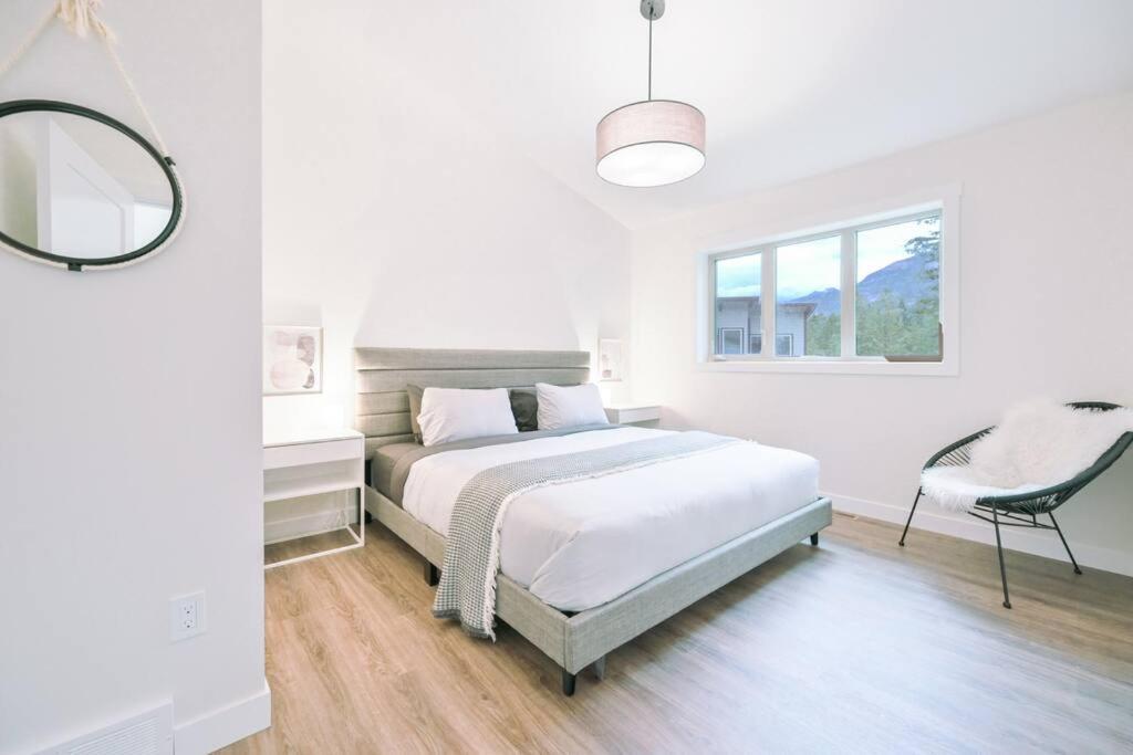 Oasis Getaway, Mins To Lake, King Bed, Dbl Garage Invermere Buitenkant foto