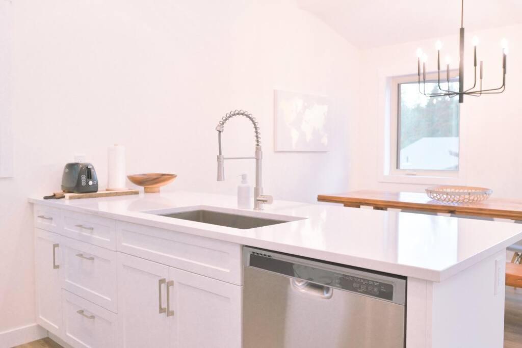Oasis Getaway, Mins To Lake, King Bed, Dbl Garage Invermere Buitenkant foto