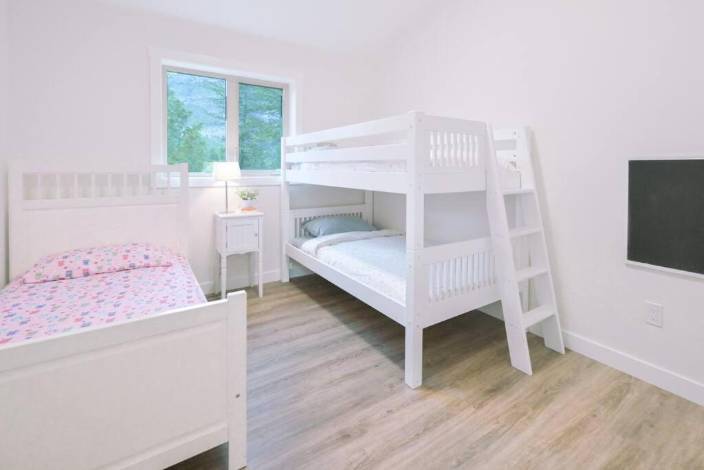 Oasis Getaway, Mins To Lake, King Bed, Dbl Garage Invermere Buitenkant foto