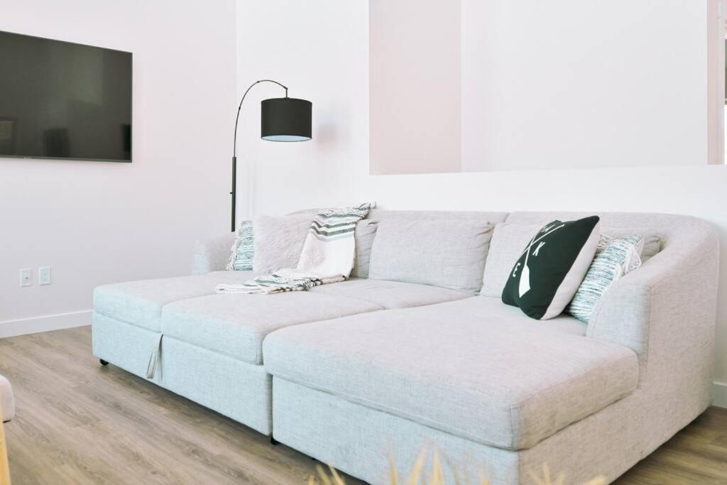 Oasis Getaway, Mins To Lake, King Bed, Dbl Garage Invermere Buitenkant foto