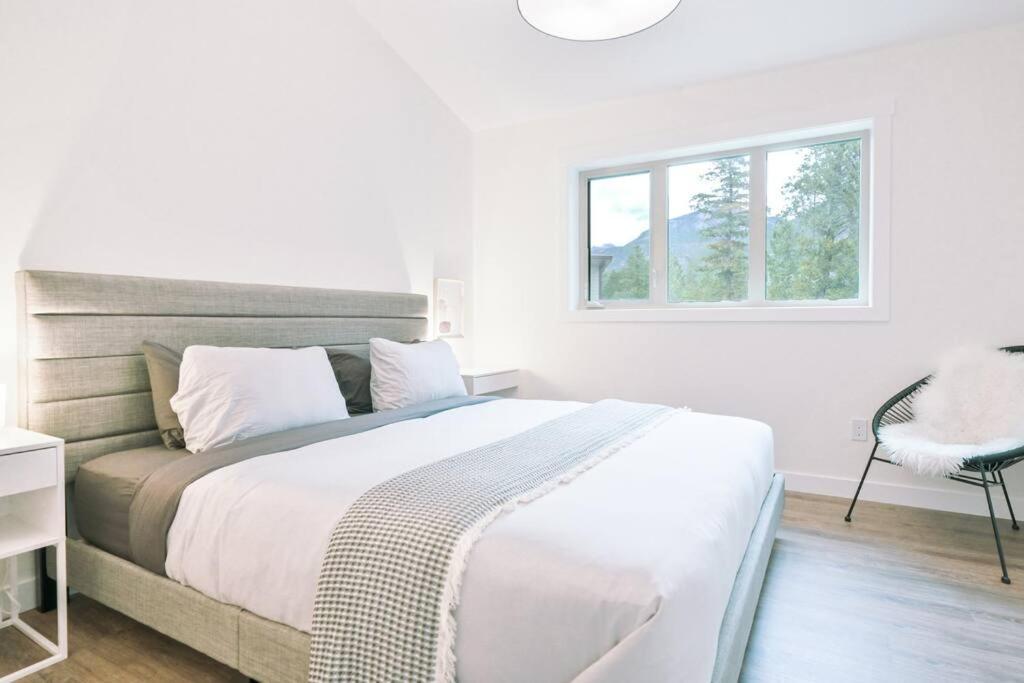 Oasis Getaway, Mins To Lake, King Bed, Dbl Garage Invermere Buitenkant foto