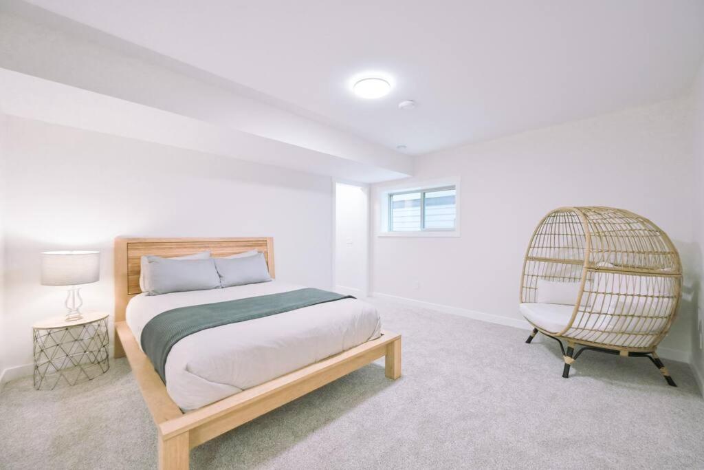 Oasis Getaway, Mins To Lake, King Bed, Dbl Garage Invermere Buitenkant foto